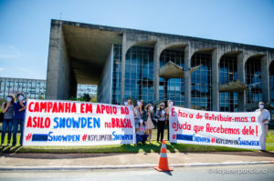 Manifestantes pedem que governo brasileiro conceda asilo a Edward Snowden